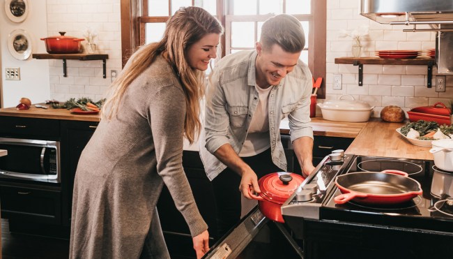 Foolproof Tips For Having a Girl Over to Your Place for Dinner