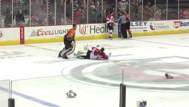 hockey-goalie-one-punch-knockout-echl