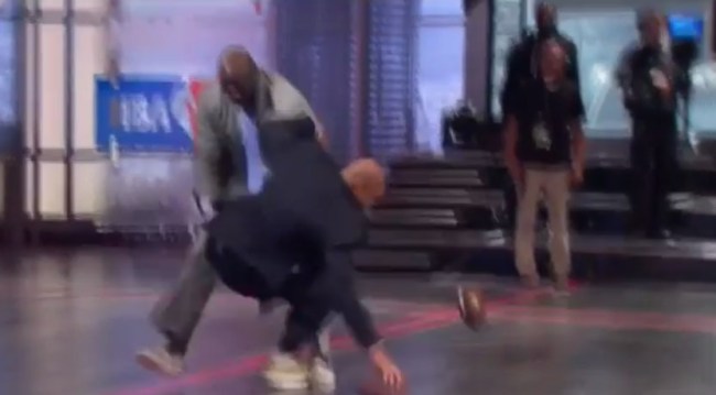 shaq-tackles-charles-barkley-randy-moss