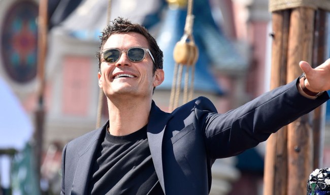 waitress fired sex orlando bloom apolgize