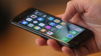 A Hacker Figured Out A Way To Put A Headphone Jack In An iPhone 7