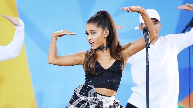 Photo Ariana Grande Stool Viral Twitter