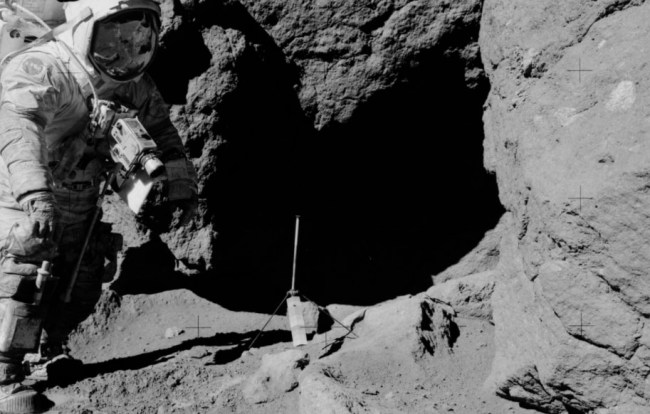 Apollo moon landing 'fake' photo excites conspiracy fans