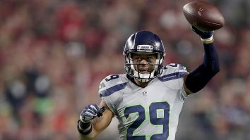 Seahawks’ Earl Thomas Greets Jason Garrett In The Locker Room And Tells The Cowboys To Sign Him Next Season