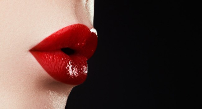 Twitter Lipstick Kiss Inside Toilet Bowl