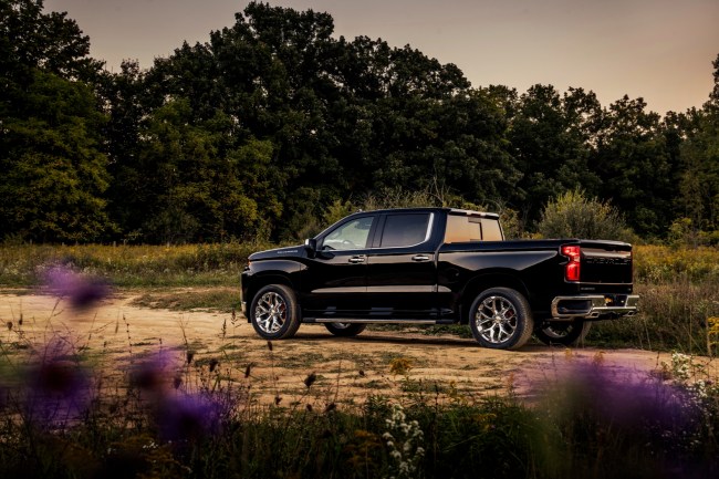 The 2019 Silverado LTZ Concept highlights trailering technologies, as well as additional accessories and performance parts, including cold-air intake and cat-back exhaust systems for the 5.3L V-8. It also wears chrome wheel-to-wheel assist steps and 22-inch chrome multi-spoke wheels.