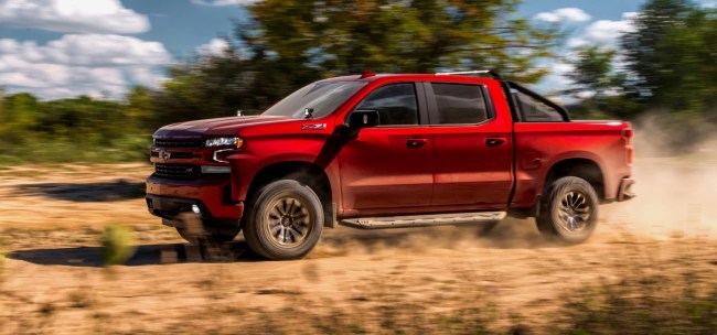 The 2019 Silverado LTZ Concept highlights trailering technologies, as well as additional accessories and performance parts, including cold-air intake and cat-back exhaust systems for the 5.3L V-8. It also wears chrome wheel-to-wheel assist steps and 22-inch chrome multi-spoke wheels.