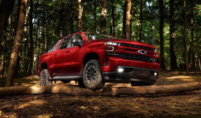 The 2019 Silverado LTZ Concept highlights trailering technologies, as well as additional accessories and performance parts, including cold-air intake and cat-back exhaust systems for the 5.3L V-8. It also wears chrome wheel-to-wheel assist steps and 22-inch chrome multi-spoke wheels.