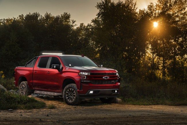 Chevrolet Accessories’ new Off Road Appearance Package for the 2019 Silverado 1500 includes a sport bar, off-road assist steps and a soft, roll-up tonneau cover, adding trail-inspired functionality to the all-new truck.