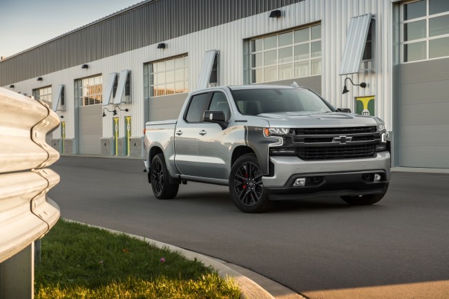 The trail-inspired 2019 Silverado RST Off Road Concept features a factory-installed two-inch suspension lift and shows off the new, dealer-available Off Road Appearance Package.