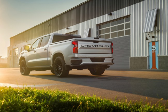 The trail-inspired 2019 Silverado RST Off Road Concept features a factory-installed two-inch suspension lift and shows off the new, dealer-available Off Road Appearance Package.