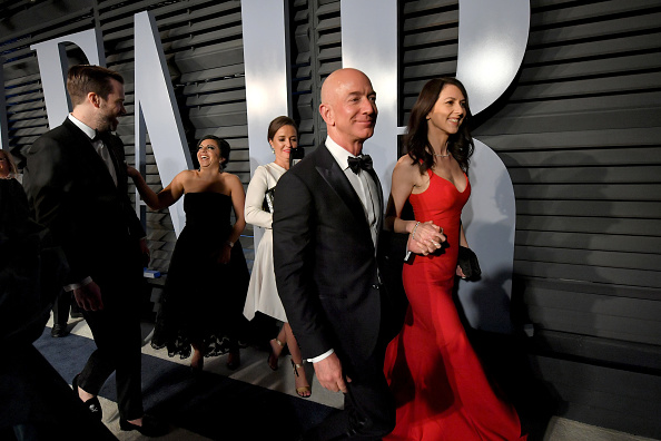 BEVERLY HILLS, CA - MARCH 04:  Jeff Bezos (L) and MacKenzie Bezos attend the 2018 Vanity Fair Oscar Party hosted by Radhika Jones at Wallis Annenberg Center for the Performing Arts on March 4, 2018 in Beverly Hills, California.  (Photo by Mike Coppola/VF18/Getty Images for VF)
