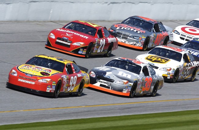 why do race cars turn left