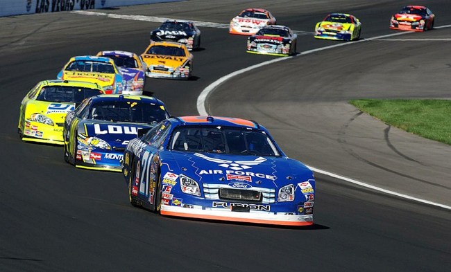 why do race cars turn left