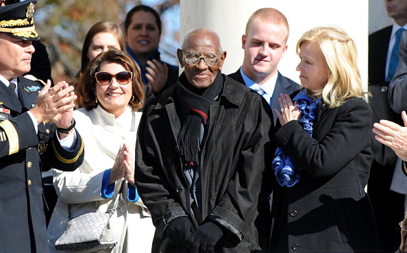 ARLINGTON, VA - NOVEMBER 11: (AFP OUT) Richard Overton (C), 107 years-old, who is believed to be America's oldest living veteran is acknowledged by U.S. President Barack Obama during a ceremony to honor veterans at the Tomb of the Unknowns on Veterans Day at Arlington National Cemetery on November 11, 2013 in Arlington, Virginia. For Veterans Day, President Obama is paying tribute to military veterans past and present who have served and sacrificed their lives for their country. (Photo by Olivier Douliery-Pool/Getty Images)