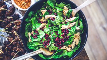Bros In NYC Are Freaking Out Over Long Salad Lines At Lunch Thanks To New Years Resolutions