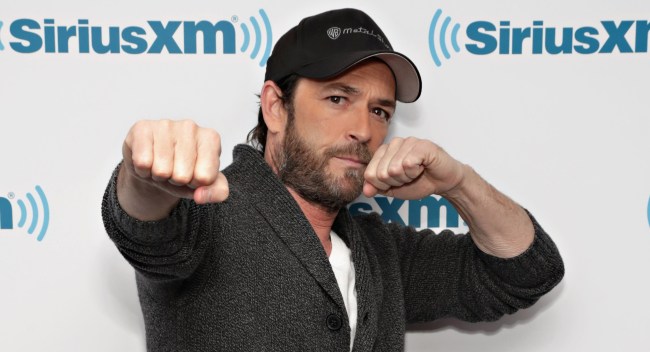 Photo Luke Perry Cheering For Pro Wrestler Son Jack Perry Jungle Boy