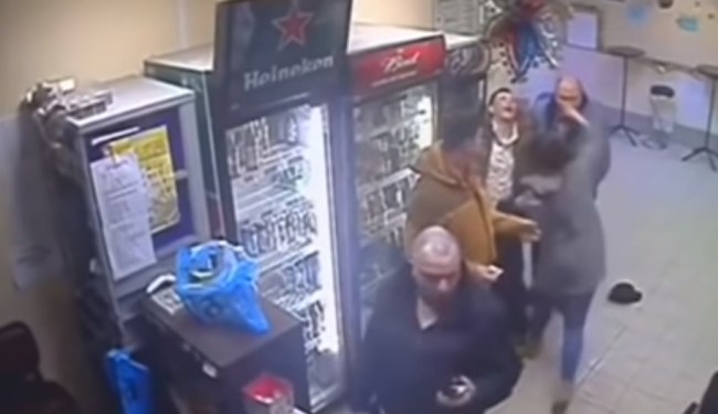 russian_woman_knocks_out_drunk_customer