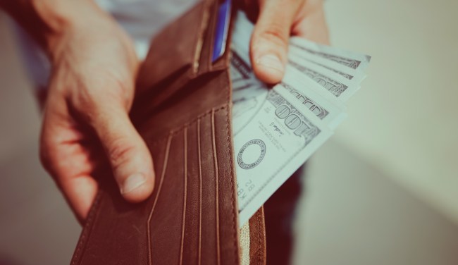 Wealth manager explains his strategy to earn one million dollars in 20 years with a saving plan