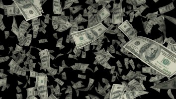 Armored Truck’s Door Flies Open On Highway Scattering Money Everywhere, Drivers Stop Traffic To Grab It
