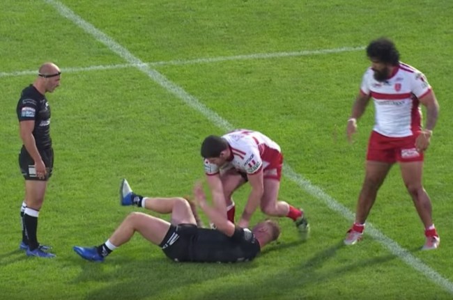 Hull FC Rugby Joe Westerman slaps dislocated knee back into place