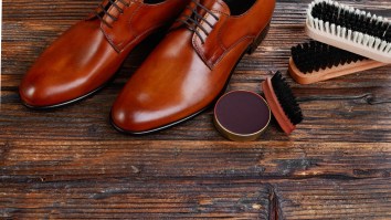 NYC Shoe Shiner Is Making $4500/Week By Insulting People’s Shoes On The Street