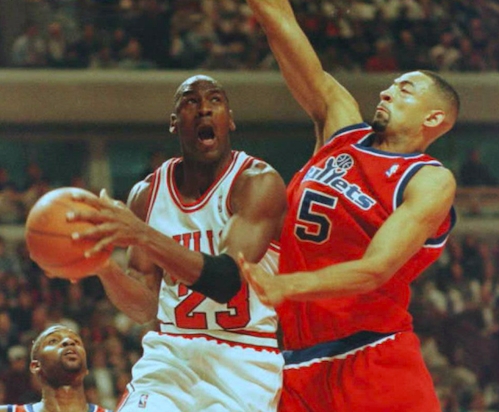 Juwan Howard describes a time Michael Jordan once let him stay at his house in LA as a kind gesture