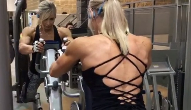 61-year-old Canadian grandmother of 6 Lynda Jager is a 5-time bodybuilding champion with muscles, six-pack and biceps who intimidates men.