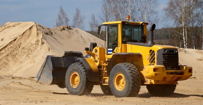 Florida Man Covers Girlfriends Car With Dirt Using An End Loader