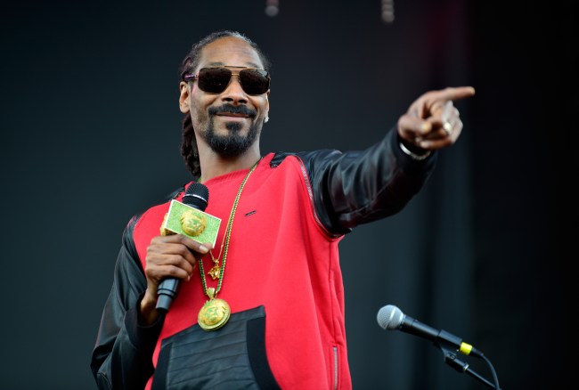 Snoop Dogg gives his top 5 rappers of all-time after top 50 rappers ever goes viral. 