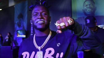 Antonio Brown Is Getting Dragged For Bragging About Doing Tasks Normal People Do Everyday All By Himself