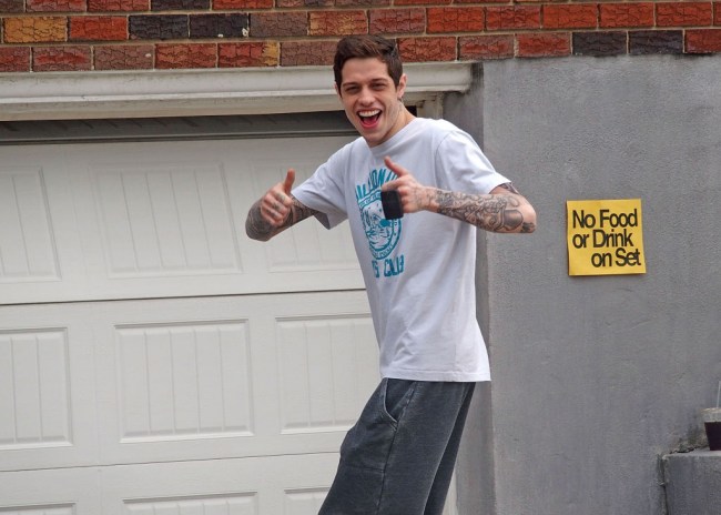 Pete Davidson has asked those attending his comedy performance at the Sydney Goldstein Theater in San Francisco to sign a non-disclosure agreement with a $1 million fine before entering the venue. 