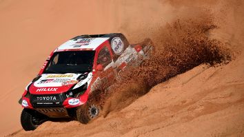 Dakar 2020 Racer Does A Double Barrel Roll Down A Sand Dune And Drives Away From The Full 720 Crash Like It Was Nothing