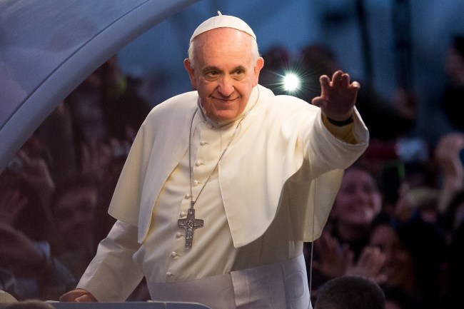 The 82-year-old head of the Catholic Church Pope Francis smacked a woman's arm while through St. Peter’s Square in Vatican City and the internet posted their reactions on Twitter.