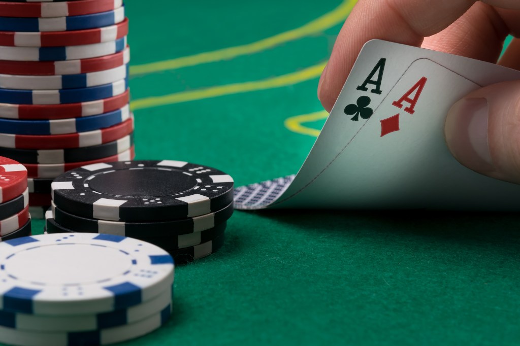 2d7d beats pocket aces WSOP