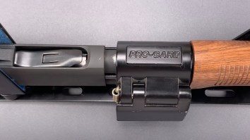 Lock Picker Shows How Comically Easy Is To Pick A Police Car Shotgun Lock