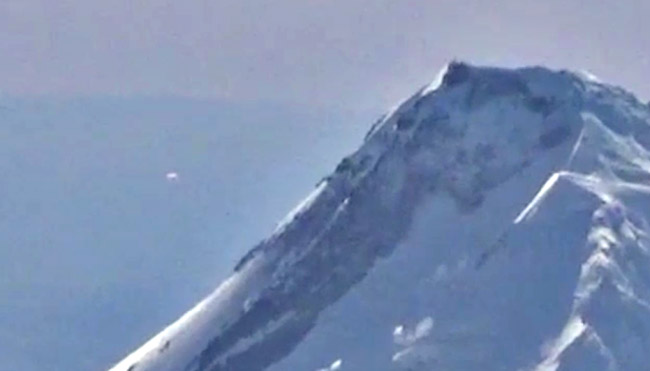 UFO Entering Mount Hood Caught On Video By Airplane Pilot