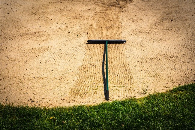 caddie touches sand us amateur bandon dunes