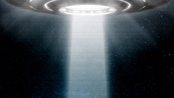Massive Bright Light Hovers And Moves Over Homes In Florida, Sparks Strong UFO Speculation