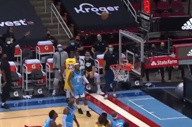 Lebron no look