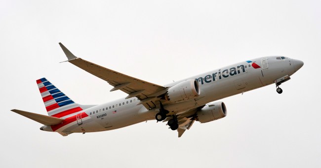 American Airlines Crew Reports Seeing Cylindrical UFO FBI Investigates