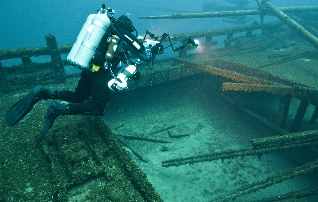 thieves steal beer barrels shipwreck