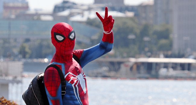 Spider-Man Breaks Up Fight On New York City Street Bystanders Cheer