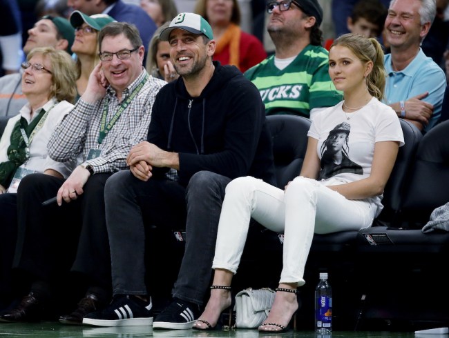 A Green Bay restaurant called Mr. Brews Taphouse is offering Aaron Rodgers free beer and food if he stays with Packers