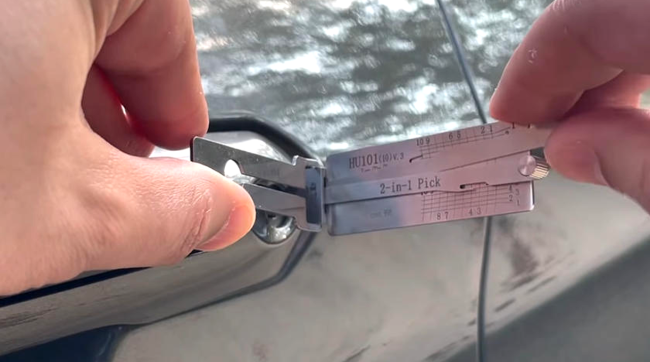 Guy Breaks Into Ford Explorer In A Minute Using Tool Available Online