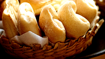 Woman On Twitter Claims It’s ‘Tacky’ To Eat Free Restaurant Bread Right Away – 360,000 People Disagree