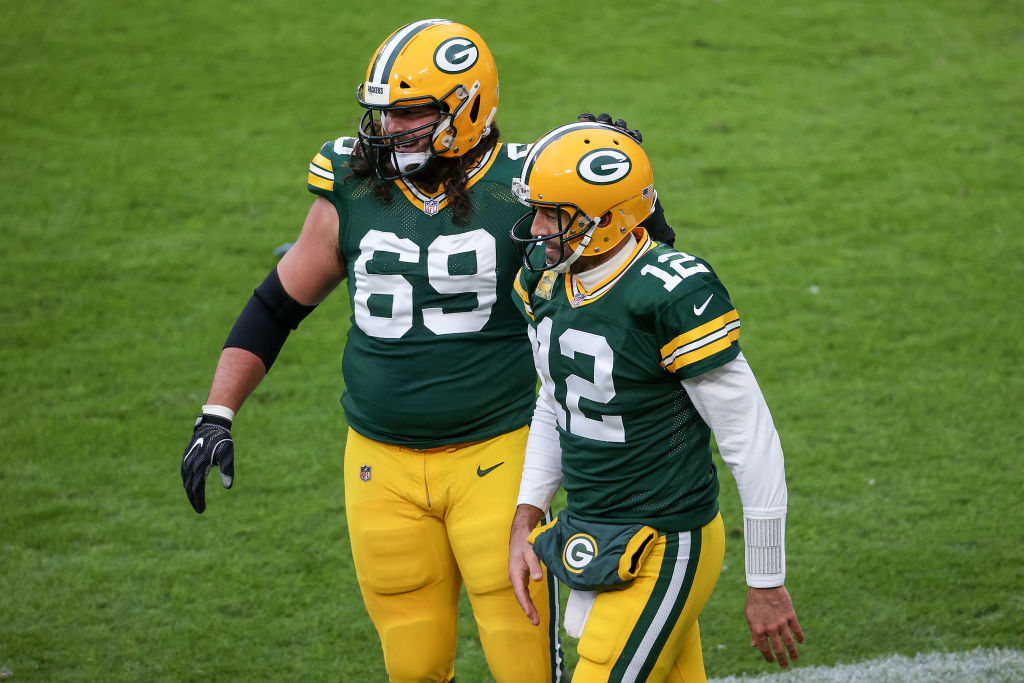 David Bakhtiari gifts Aaron Rodgers custom golf cart