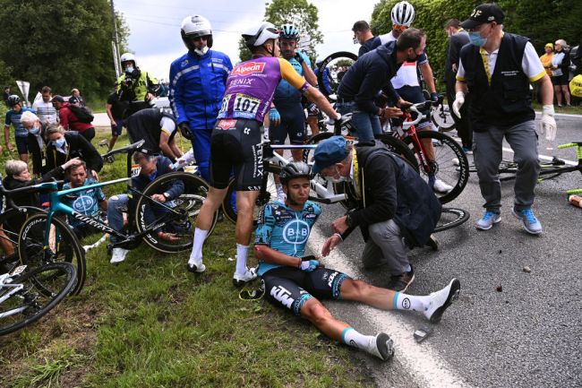 tour de france sign lady charges dropped