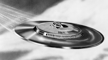 Pilot Captures Wild Video Of A Flashing Fleet Of UFOs While Flying At 39,000 Feet