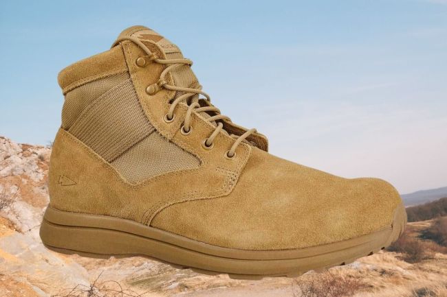 17 Best Day Hiking Apparel And Gear Essentials To Buy Right Now